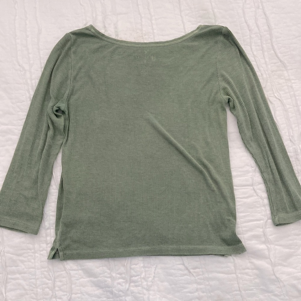 This vintage green long sleeve tank has cropped sleeves and is in size medium